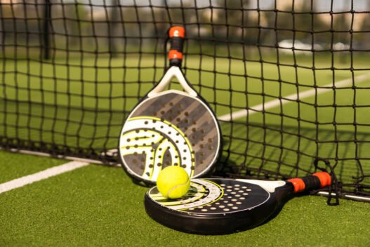 Padelbat ved nettet på padelbanen