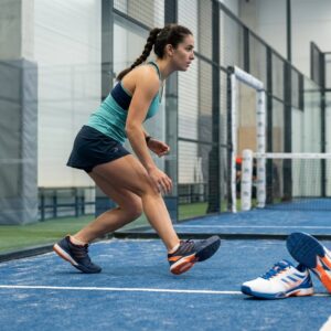 Guide til fodarbejde i padel og valg af sko